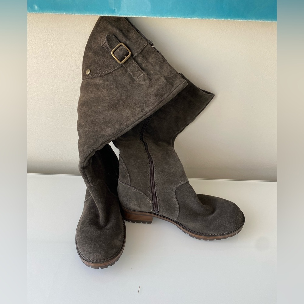 Grey boots